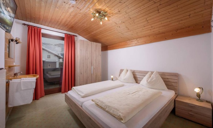 Sankt Johann in Tirol Hotel | 44 m² Hotel ∙ 1 bedroom ∙ 4 guests