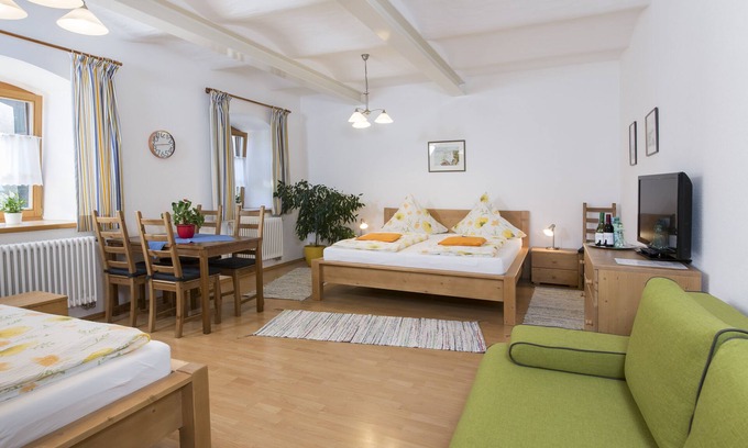 Otterfing Apartment | 45 m² apartment on the south side with restored vaulted ceiling