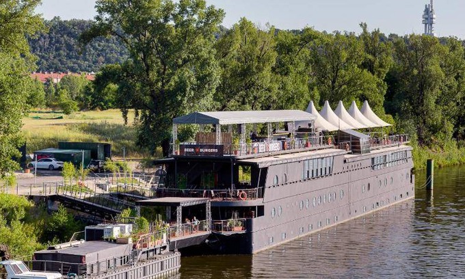Rohansky ostrov Boat Rental | 45 m² Houseboat ∙ 4 guests