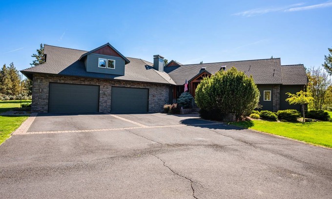 Bend House | 465 m² House ∙ 5 bedrooms ∙ 14 guests