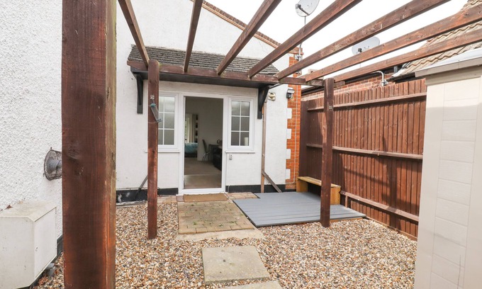 Barling Cottage | 493 LITTLE WAKERING ROAD, with a garden in Little Wakering