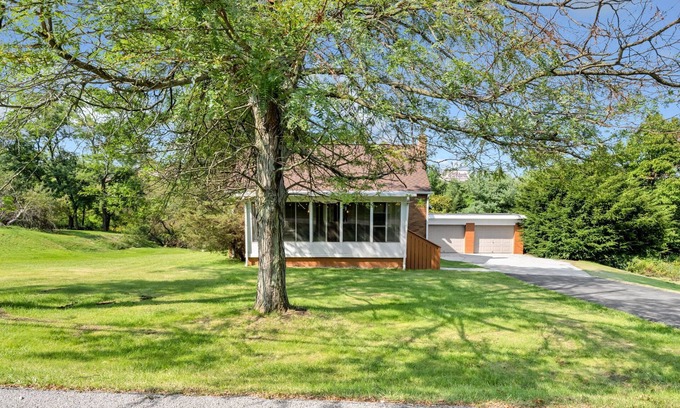 Monaca House | 4Bed/2Bath Home, 1.5Acres, Prime Location, Private