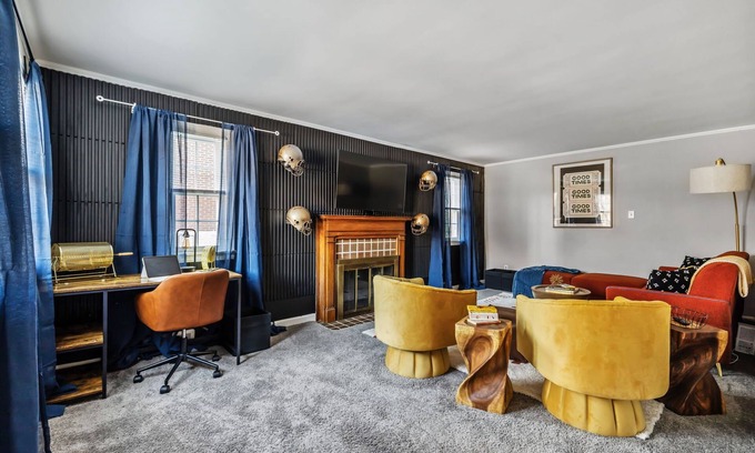 Upper St. Clair House | 4Bed Steeler w/BBQ Firepit Games SecretGarden MoodyVibe 7mile to DTown