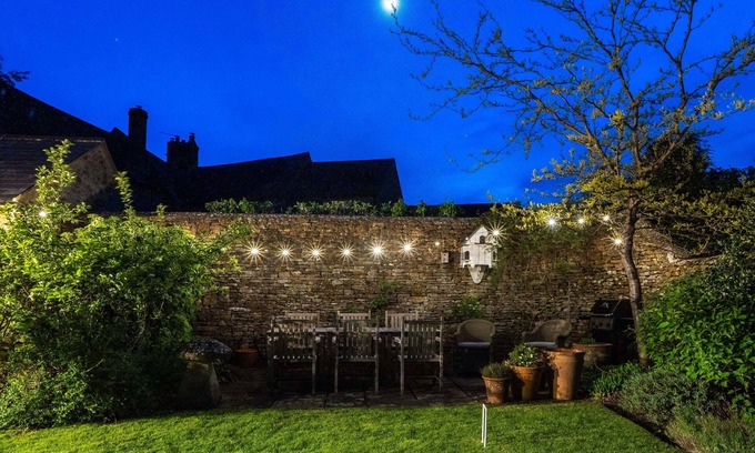Chipping Norton House | 4Bed Thatched Cottage in Oxfordshire