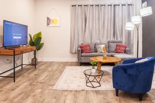 Olde Richmond Apartment | 4bed4bath-crib-wd-arcadecentraldesk