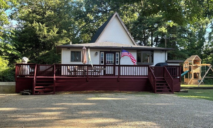 Sturgis House | 4BR/2.5 BA Family friendly get away for lake fun, wedding, reunions, and more!