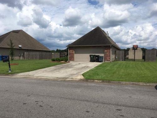 Gonzales House | 4BR 2BA Family Home On a Lake