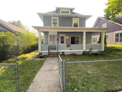 Merriam Park House | 4BR 2BA Home in Charming St Paul - Sleeps 10