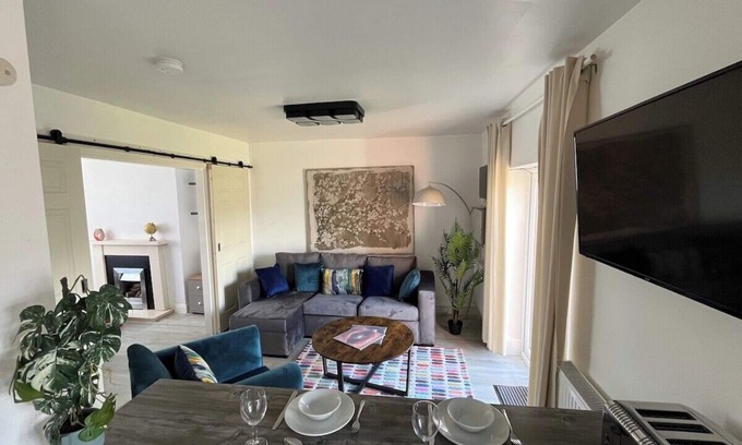 Binley House | 4BR House w/Garden & Parking