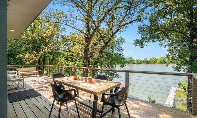 Jackson House | 4BR Lakeside Luxury | Hot Tub | Gameroom | Firepit