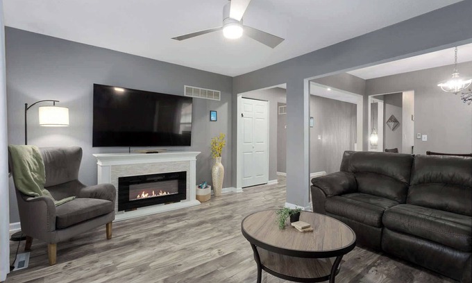 Lenexa House | 4BR TownHome|King Beds| Arcade+Wifi