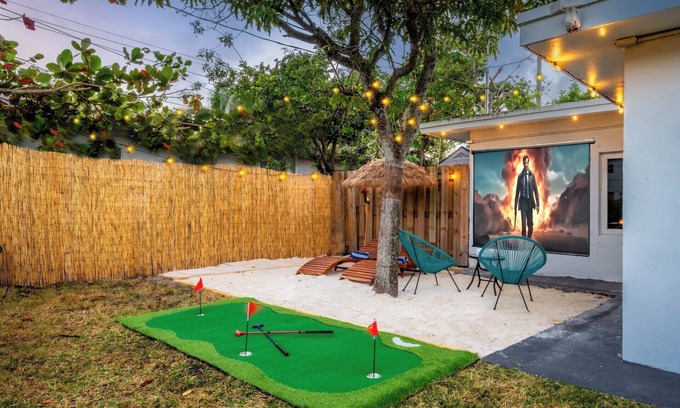 Oakland Park House | 4BR Volley ball, minigolf, bowling, private beach, ping pong, arcade games &more