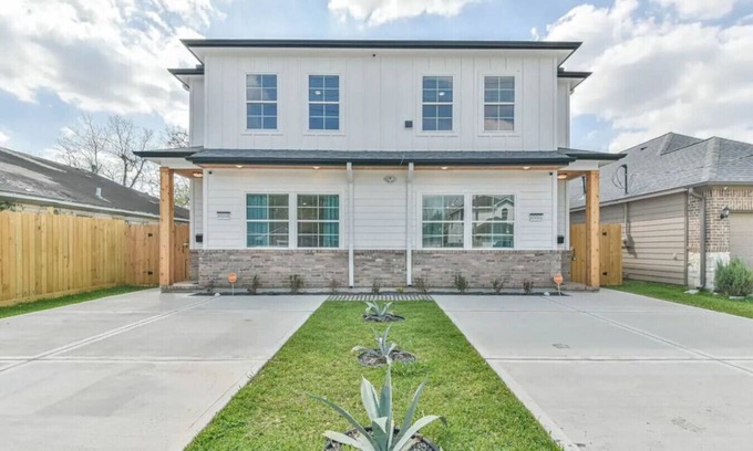 Southeast Houston House | 4BR w/Fireplace/WIFI/NRG Stadium/Near Med Cntr