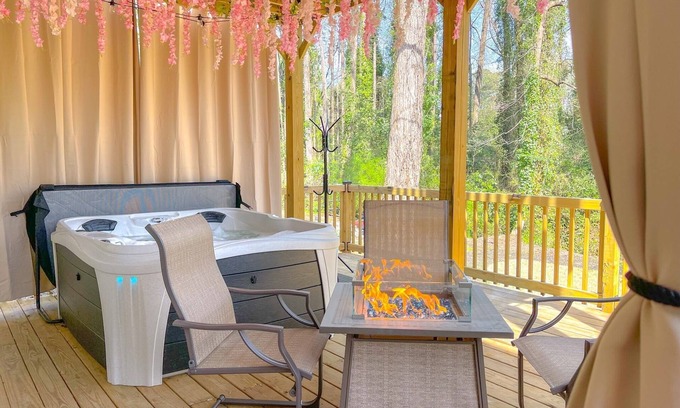 Decatur House | 4Seasons Retreat | Pet-Friendly Atlanta Getaway w/Game Room & Themed Suites