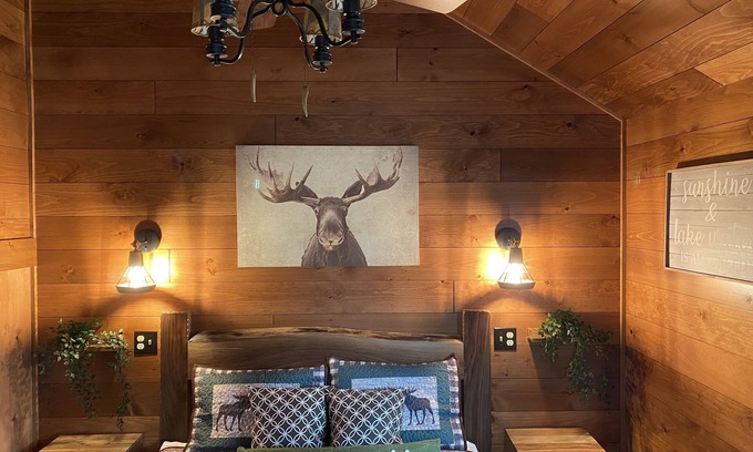 Old Forge Cottage | "4th Lake" One Bedroom, Luxury Waterfront Cottage at The Lakes, Old Forge