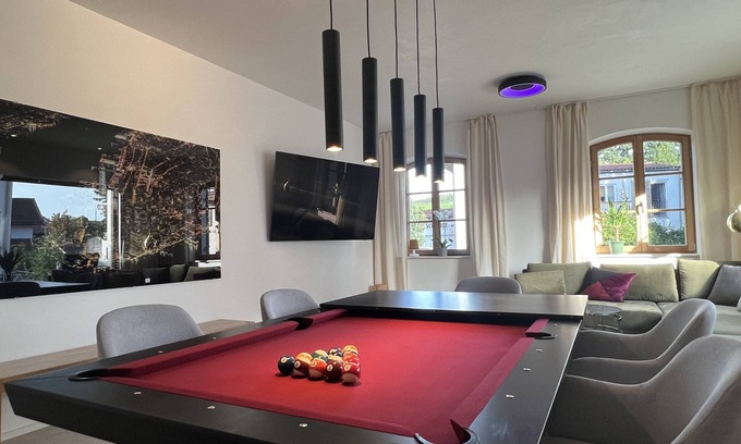Ebersberg District Apartment | 4younic Billard 2BR 75 TV Boxspring Glonn bei München