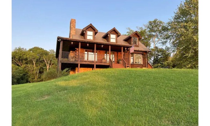College Grove Cabin | 5 Acre 3 Bedroom Cabin Next Door to Troubadour
