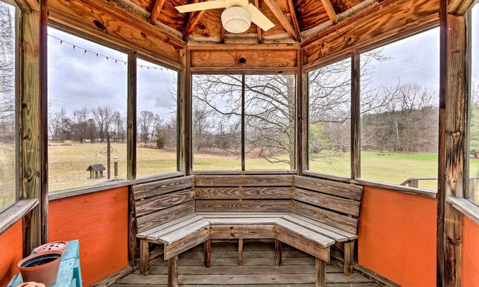Pickerington Cottage | 5-acre Vacation Home w/Woods & Hiking Ground