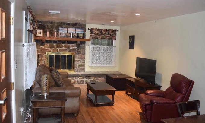 Lake Harmony Estates House | 5 Bdr Cabin Game rm Large Deck Fireplace FireTable