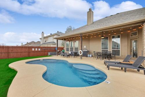 Waxahachie House | 5-Bed 2-Bath with Pool & Backyard Retreat