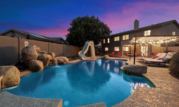 Glendale House | 5 Bed 4 Bath Boutique Home PREMIUM LOCATION Sleeps 16+ heated pool option/spa