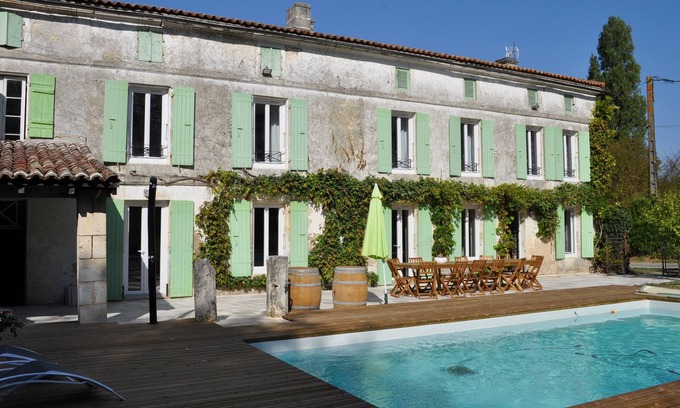 Fleac-sur-Seugne House | 5* bed and breakfast for up to 14 people with heated swimming pool