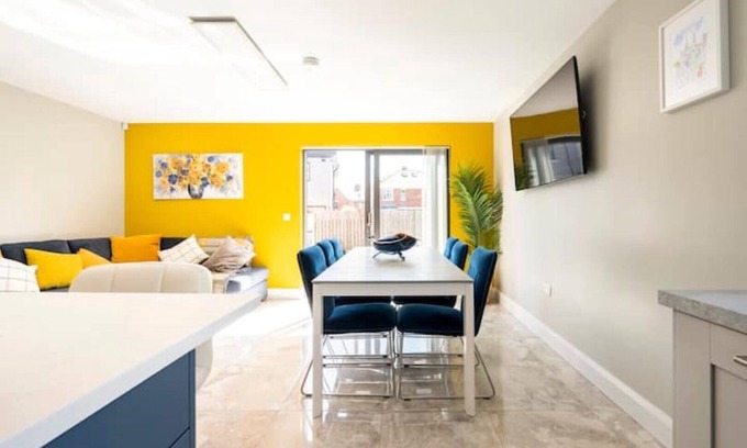 Ormeau House | 5 bed Spacious Luxury With Free Driveway Parking, Superfast Wifi, Close to City