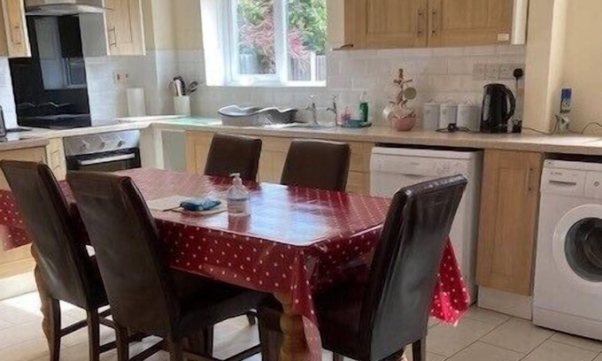 Newport House | 5-Bed Town House in Newport