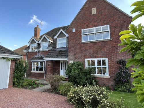 Weston under Wetherley House | 5 Bedroom 4 Bathroom Gym Playroom Country Home