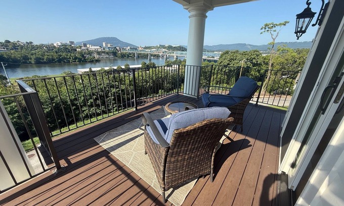 North Chattanooga House | 5 Bedroom Condo with STUNNING VIEWS of Downtown Chattanooga & the Tenn. River