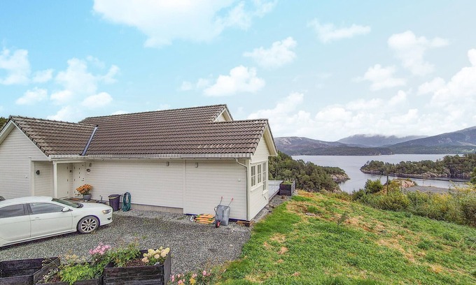 Sveio House | 5 bedroom cozy home in Valevåg