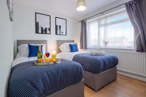 Knowle Sands House | 5 Bedroom Detached House - Close to City Centre - Sleeps up to 10 guests with Free Parking, Fast Wifi, SmartTVs and Large Garden by Yoko Property