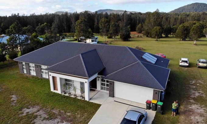 Coolongolook House | 5 bedroom house with access to a river lots of space