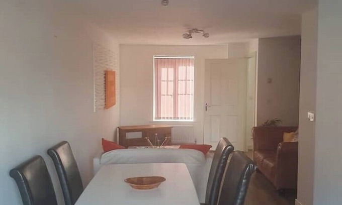 Rugby House | 5 bedroom large home with Parking in Rugby