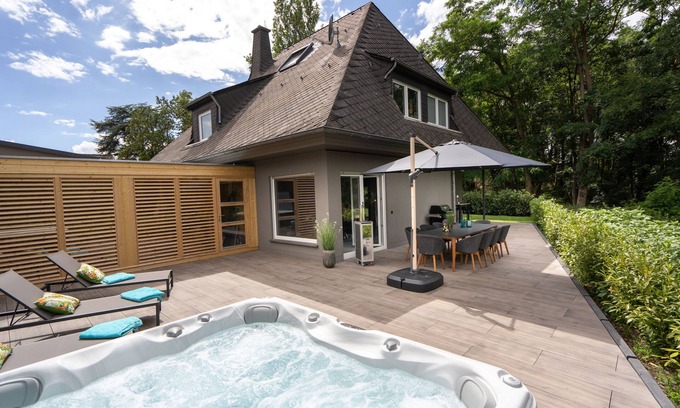 Niedermendig Villa | 5 Bedroom Villa in Mendig