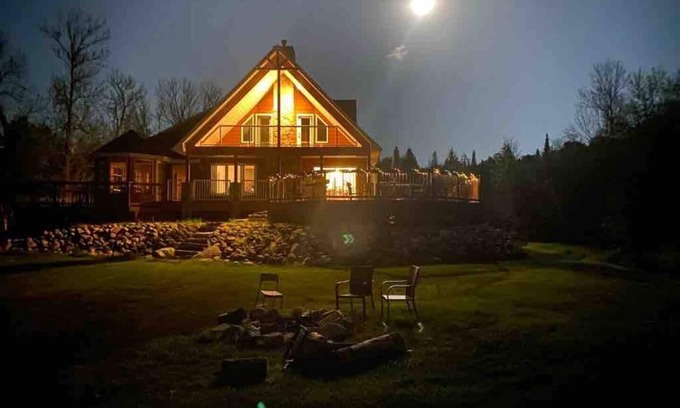 Bonfield Cottage | 5 Bedroom Waterfront Lake House