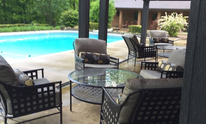 Palmyra House | 5 BR, 4 baths, Pool, HotTub, Family Friendly, near Louisville KY, Private