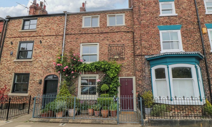 Stokesley Cottage | 5 COLLEGE SQUARE, pet friendly in Stokesley