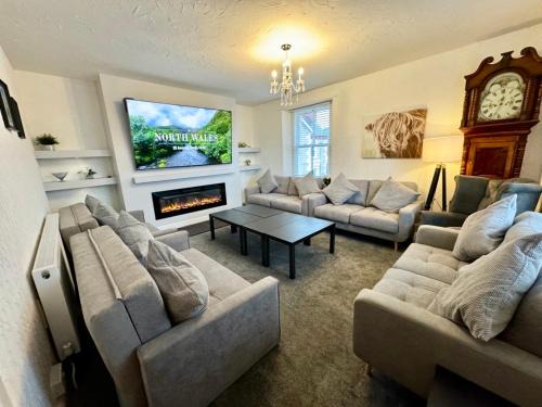 Caerwys Villa | 5 En-suite Bedrooms with Large Kitchen & TV Lounge in Beautiful Caerwys North Wales