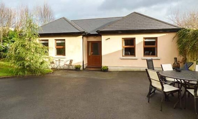 Dundrum Cottage | 5 KILNAMANAGH MANOR, pet friendly in Dundrum, County Tipperary