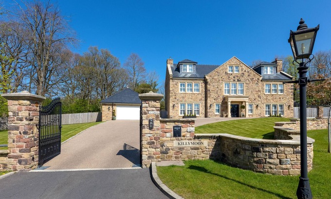 Whalley House | 5* Luxury Home with Cinema & Games Room
