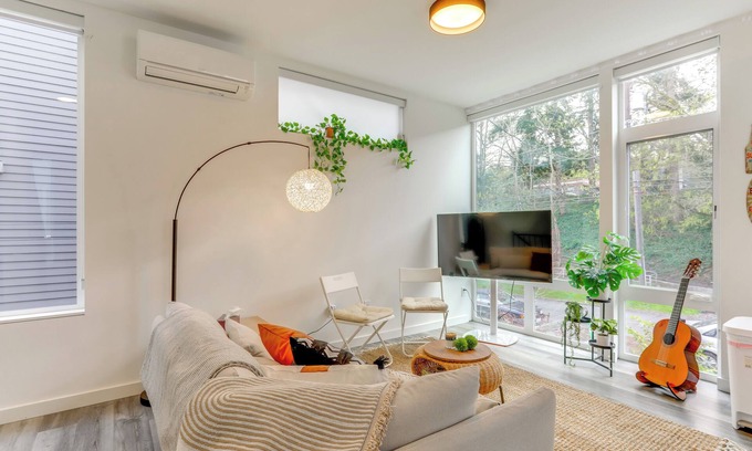 North Queen Anne House | 5 Mi to Dtwn: Pet-Friendly Townhome in Seattle!