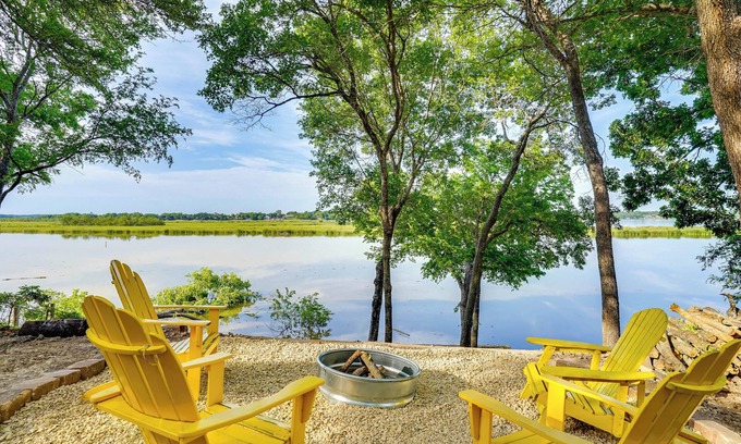 Dennis Cottage | 5 Mi to Historic Granbury Square: Lakefront Escape