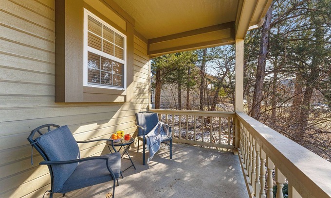 Hollister House | 5 min to Big Cedar, pool, grill, patio