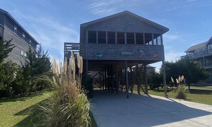 Salvo House | 5 min walk to the beach! BEST porch ever, dogs are welcome