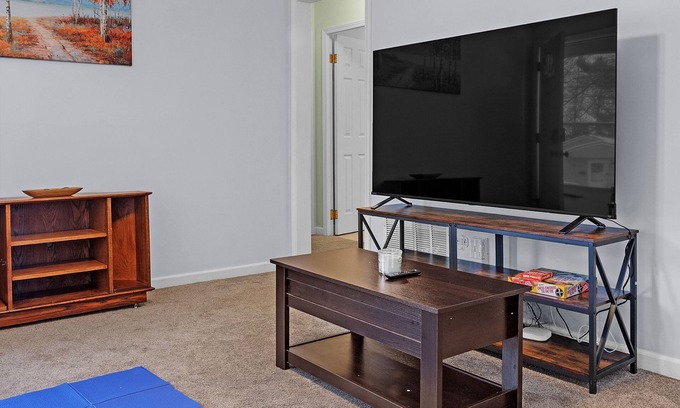 Lansing House | 5 mins from MSU, Downtown, hosp, parks. Kid &pet friendly. 65in smart TV, Quiet.