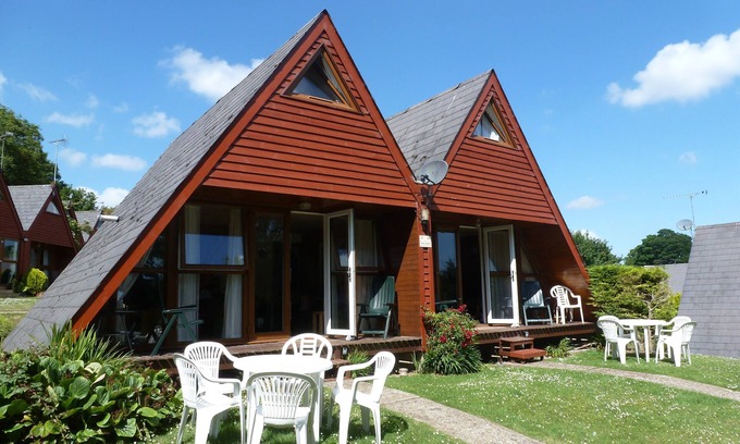 Martin Ski Chalet | 5 mins. to beach, tennis, pool. food in local pubs, castles close by, Free WiFi.