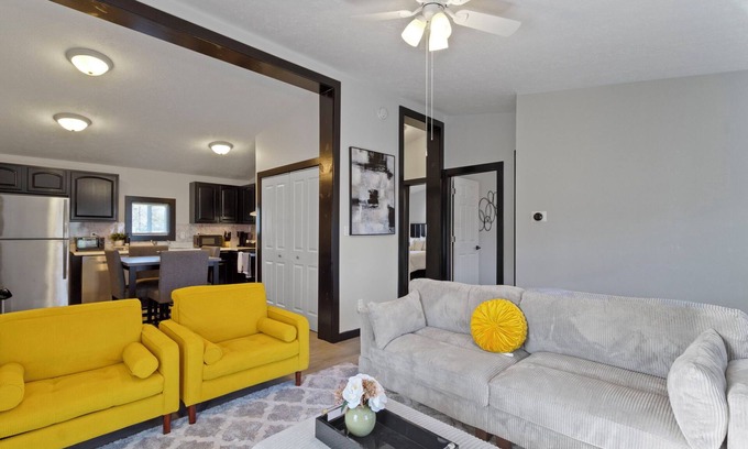 Westfield House | 5 mins to Grand Park, 15 mins to Ruoff, pet-friendly, peaceful environment!