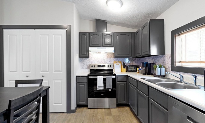 Westfield House | 5 mins to Grand Park, 15 mins to Ruoff, pet-friendly, peaceful environment!