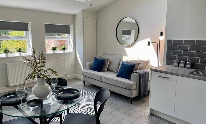 Liverpool Apartment | 5 Mins to Woolton Village | Skylights + Desk | Parking